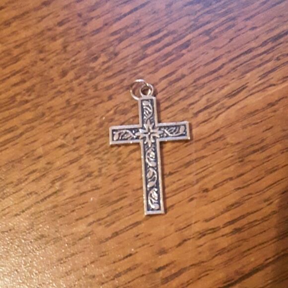 FREE WITH PURCHASE!🤑 SILVER TONE FASHION JEWELRY CROSS PENDANT - Picture 2 of 2